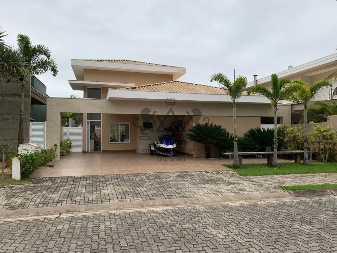 Fachada da casa em condomínio com jardim — CA0425