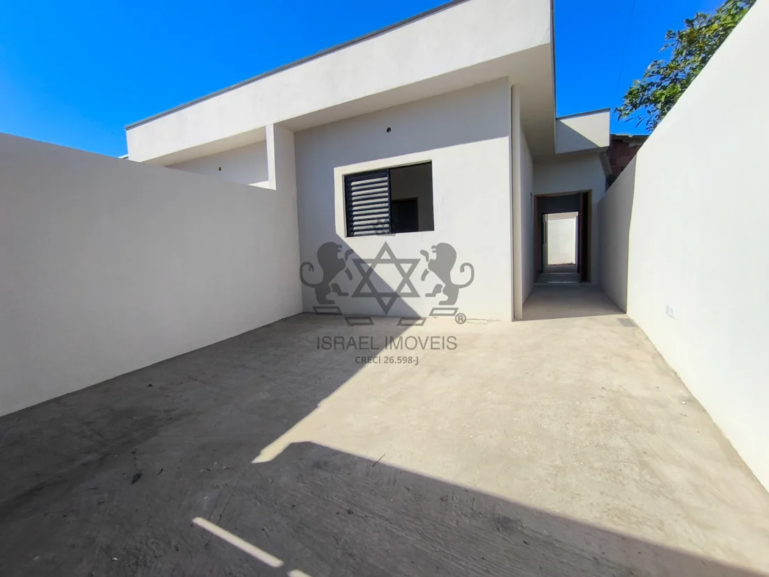 Fachada da casa com pátio e iluminação natural — CA2264