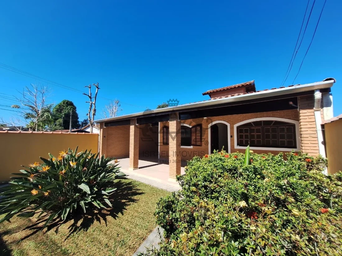 Fachada da casa com jardim e varanda coberta — CA2266