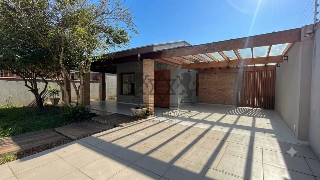 Fachada da casa com jardim e pergolado — CA2272
