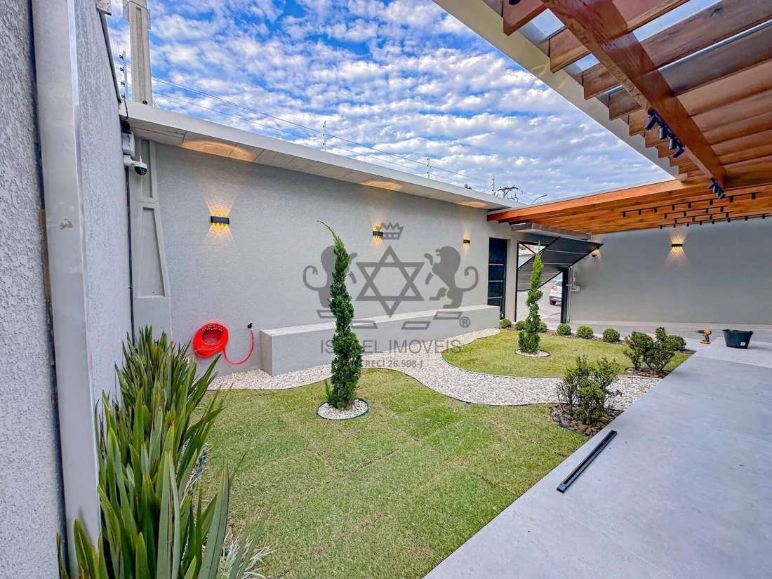 Jardim interno e pergolado da casa — CA2279
