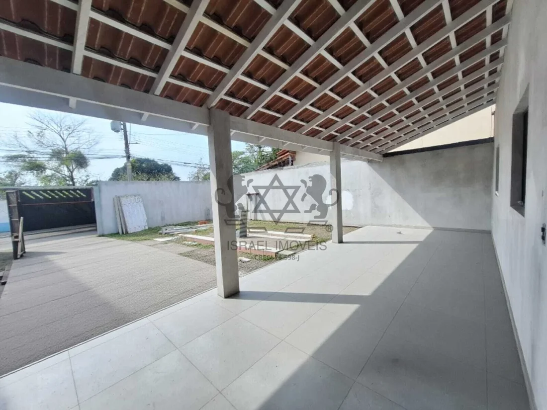 Varanda coberta e quintal da casa — CA2280