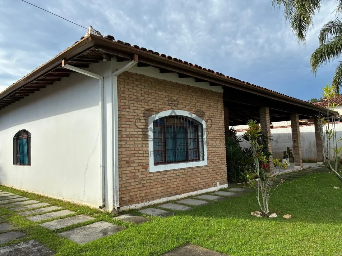 Fachada da casa com gramado e varanda — CA2283